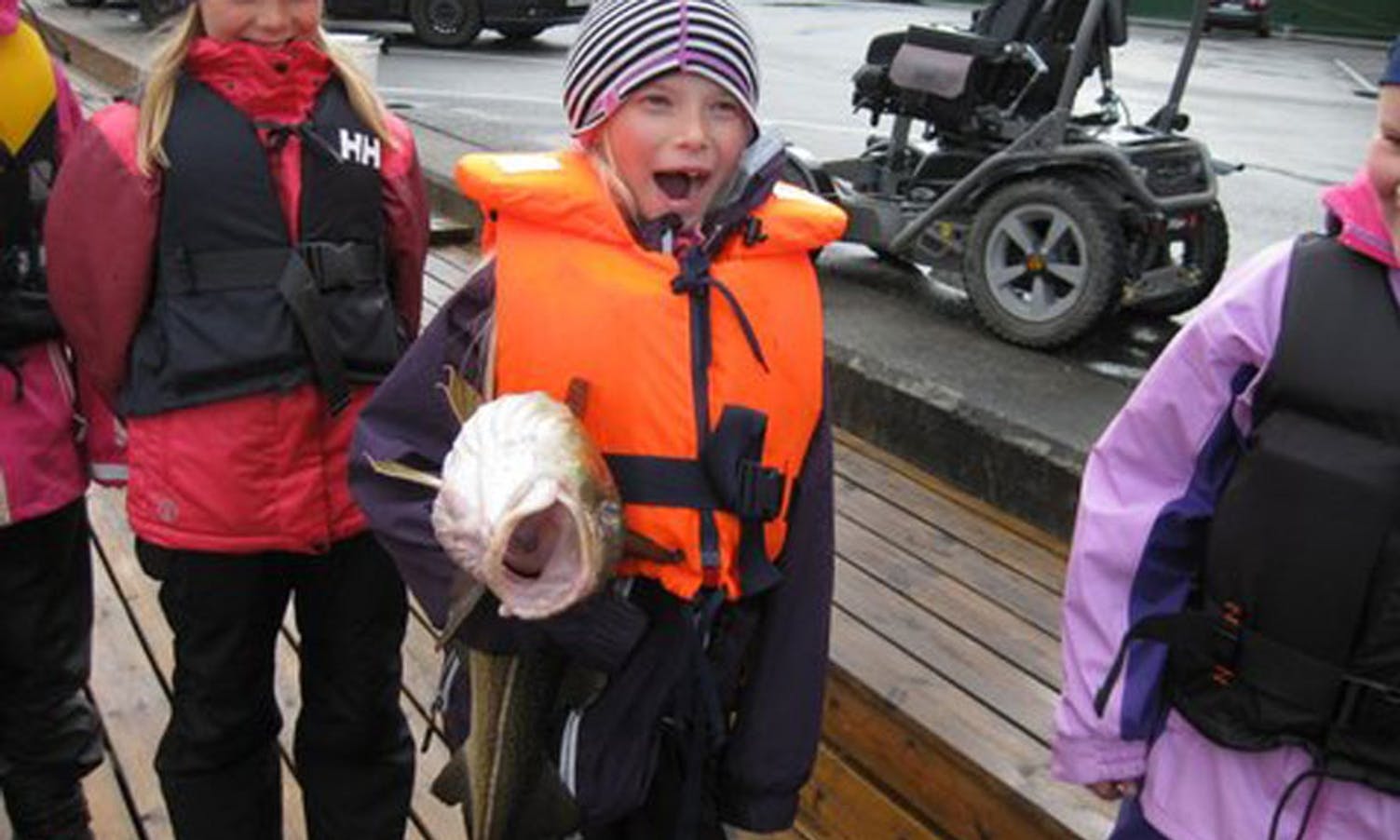 Med ein torsk under armen ... (Foto: Søre Øyane skule)