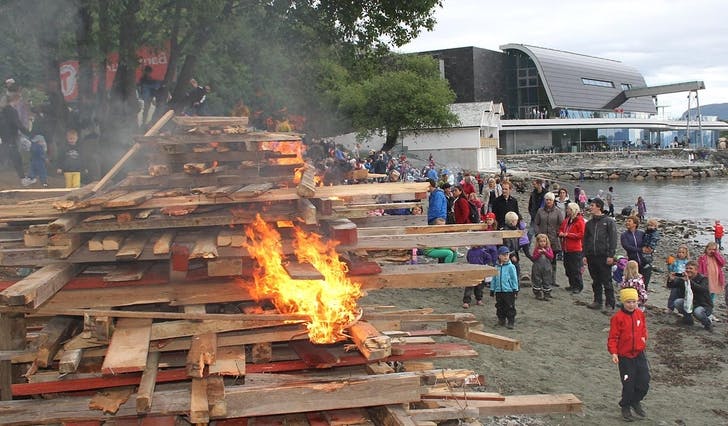 Bålet i 2012. I år er det lagt opp til fellesarranement i Mobergsvikjo igjen. (Foto: Kjetil Vasby Bruarøy)