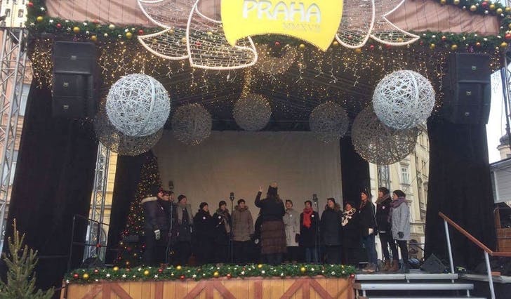 Os Vocalis deltok i korfestivalm song i kyrkje og på opning av julemarknad i Praha i helga. (Privat foto)