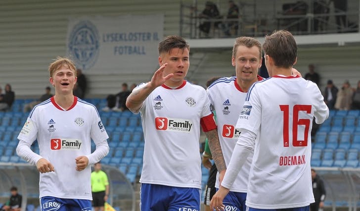 Tomålsskårar Dang på veg for å gratulera Ødemark med 3-0. (Foto: Kjetil Vasby Bruarøy)