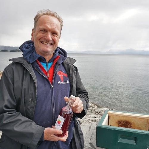Pål Skoheim frå Monsatufto i Lysefjorden var ein av dei lokale leverandørane på Solstrand i dag. (Foto: KOG)