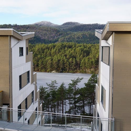 Samtidig blir det bygd tre terrasseblokker med til saman rundt 100 bustadar. (Foto: Kjetil Vasby Bruarøy)