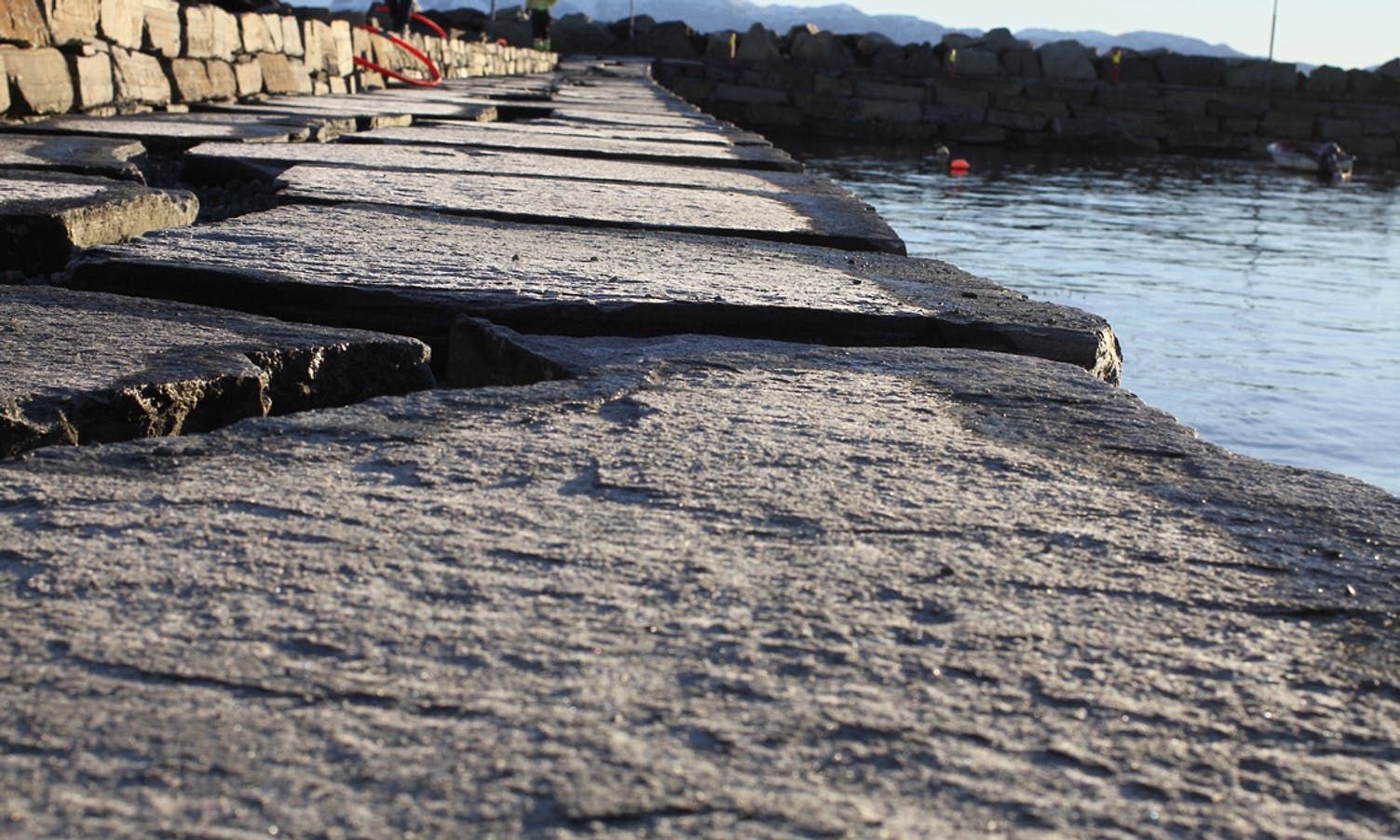 På toppdekket manglar ein berre litt betong for å sikra steinane og få ei universell utforming (foto: Andris Hamre)