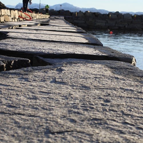 På toppdekket manglar ein berre litt betong for å sikra steinane og få ei universell utforming (foto: Andris Hamre)