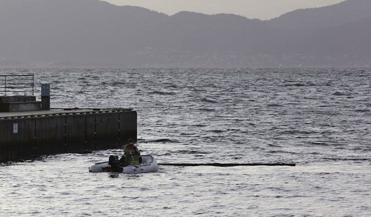 Meldarar uroa seg for at båtar skulle bli skadd av drivgodset som låg i hamnebassenget torsdag morgon. (Foto: Kjetil Vasby Bruarøy)