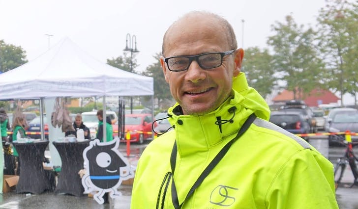 Arne Richard Stadaas, her i samband med ein sykkelkampanje, jobbar no med å løfta hummarbestanden. Val av område har skapt reaksjonar. (Foto: Kjetil Vasby Bruarøy)