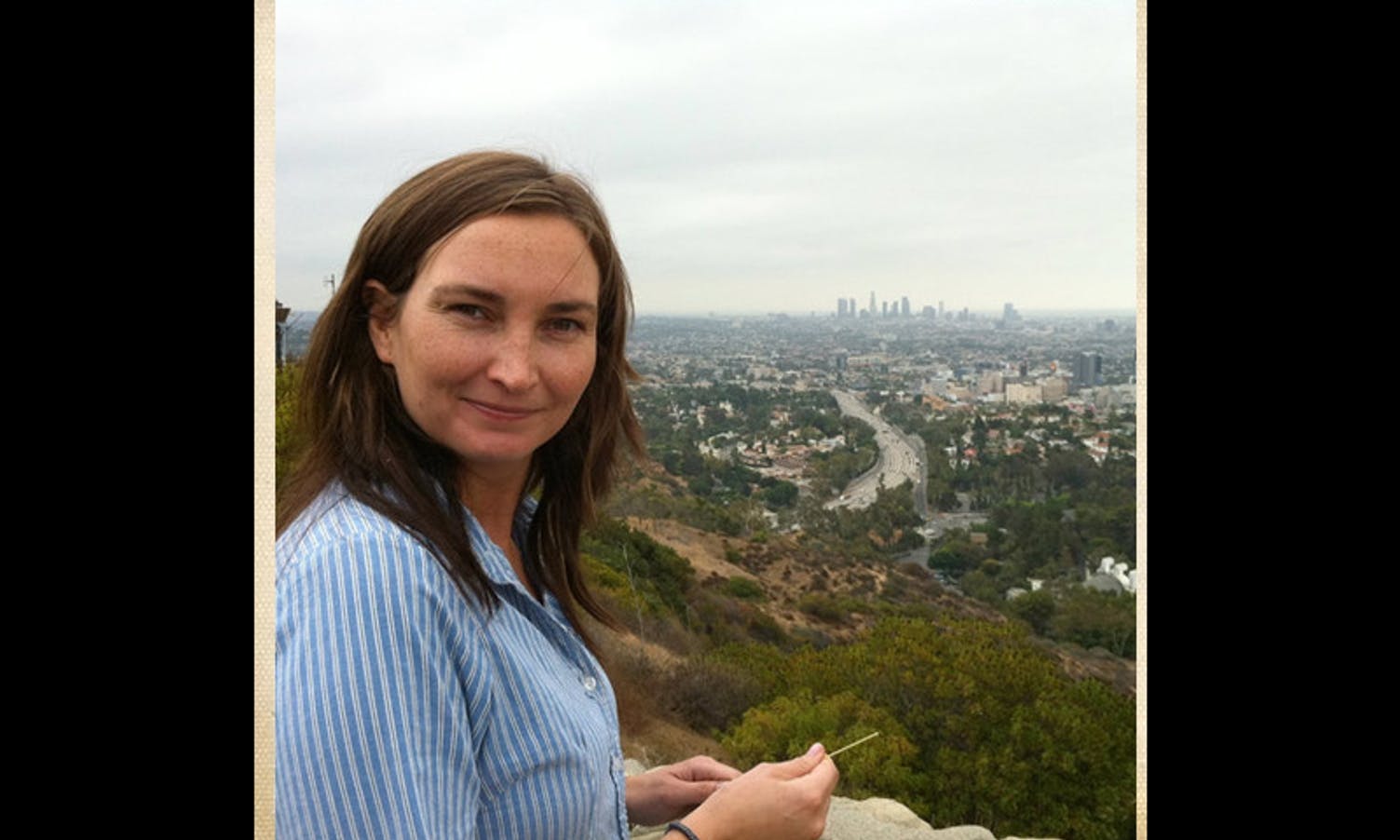 Ine at the Mulholland Drive viewpoint, overlooking Los Angeles, CA (foto: privat