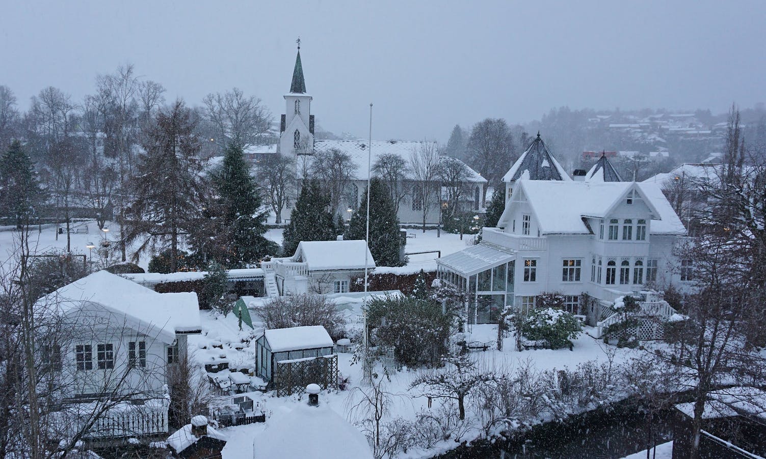 Postvegen og Os kyrkje i dag, laurdag 17. desember. (Foto: Kjetil Vasby Bruarøy)