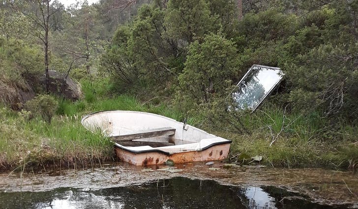 Ein turgåar som kjenner området godt reagerer på at båtar får ligga som dette i Steindalsvatnet, ei av dei to største drikkevannskjeldene til Os. (Foto: tips@midtsiden.no)
