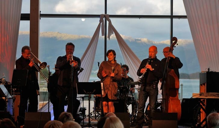 Osøren Jazzensemble med Tone Linn Mjånes inviterar saman med Oseana til konsert på ettermiddagen 17. mai (foto: Andris Hamre)
