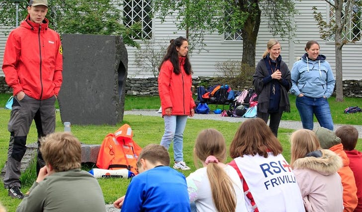 Torstein og Nemine frå Redningsselskapet gav lærdom til 48 elevar frå Os i dag. (Foto: Kjetil Vasby Bruarøy)