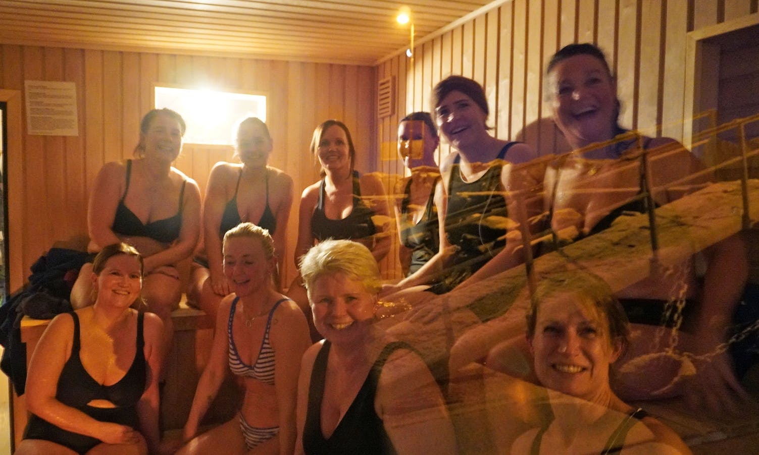 Livleg badegjeng stortrivst i ny sauna
