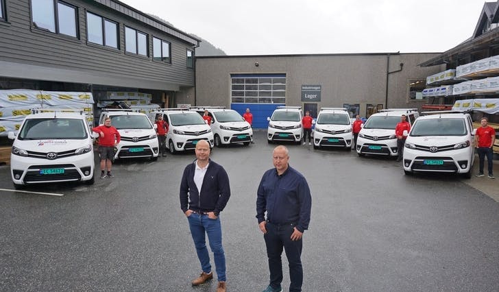 Brørne Kjetil og Bjarte Aarvik fekk åtte nye, elektriske varebilar på tunet i går. (Foto: Kjetil Vasby Bruarøy)