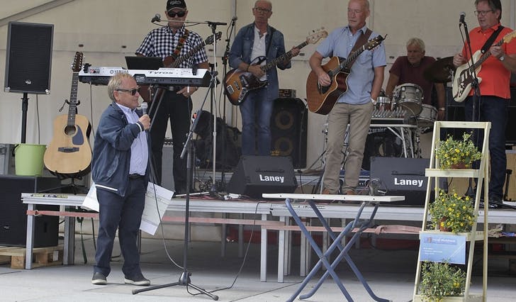 Hans Bjørn Bakketeig med Johny «Cash» Olsen Band på scenen. (Foto: Kjetil Vasby Bruarøy)