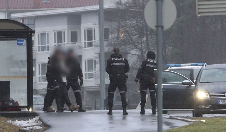 Politiet fekk melding om trugslar mot tilsette på AMFI Os, og møtte mistenkte på eit busstopp i nærleiken. (Foto: Kjetil Vasby Bruarøy)