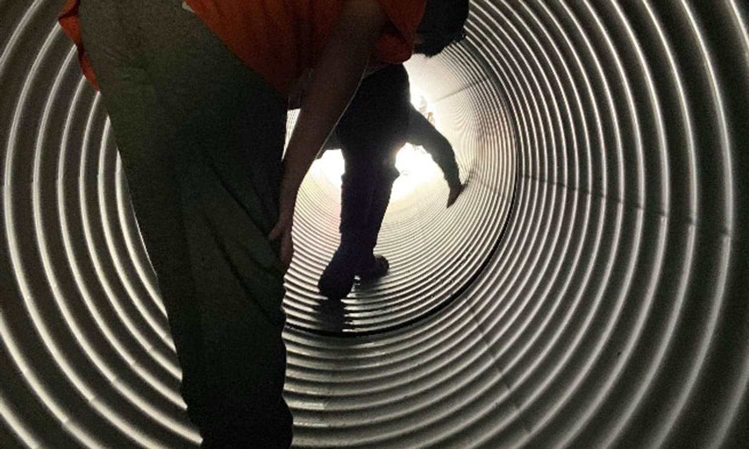 Fredrik på «rør-vandring» i Ølve. 18 meters rørgate under jorden. (Foto: Nina Renate Vangsnes)