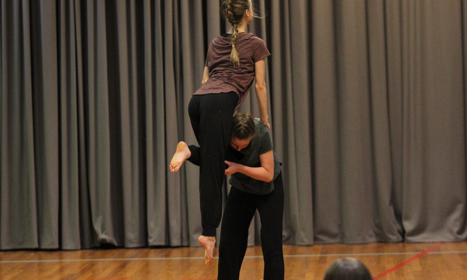«Bra nok» av danseteatergruppa ved Os kulturskule (foto: Andris Hamre)