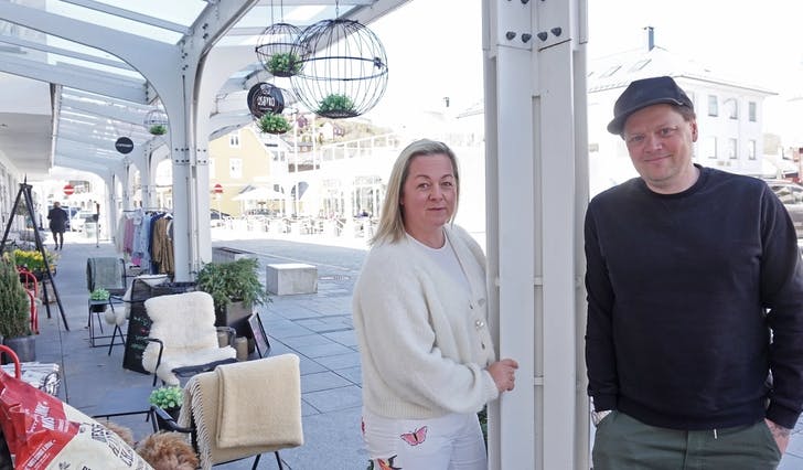 Marthe Kristensen og Christoffer Kobbeltvedt i Fjordfolk har ansvar for gjennomføring av Os Sentrumsforening sine arrangement. (Foto: Kjetil Vasby Bruarøy) 