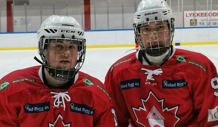 Stian Klakegg (t.v.) og Kai Daniel Øye fyller 17 år i år. I går spelte dei mot Lørenskog, som var i GET-ligaen i fjor. (Privat foto)
