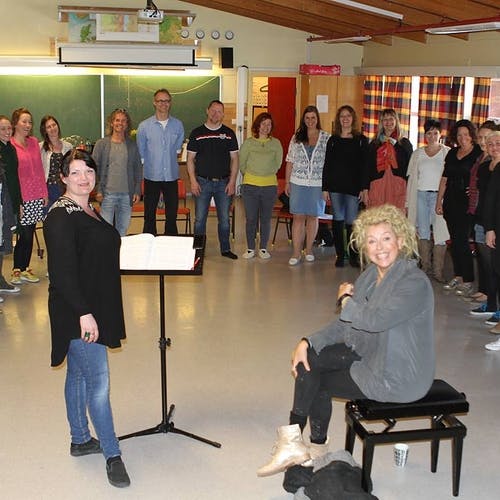 Fonos lånte musikkrommet på Kuventræ skule til øvinga søndag. (Foto: Kjetil Vasby Bruarøy)
