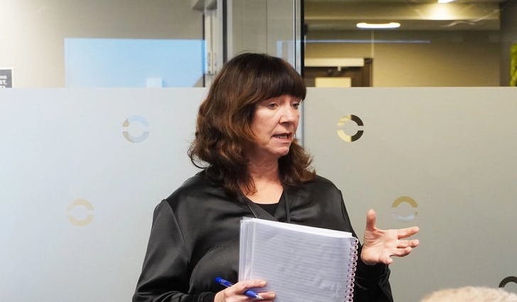 Linda Hevrøy svara formannskapet om flyktningemottak i Bjørnafjorden. (Foto: Susann Haukeland Børnes)