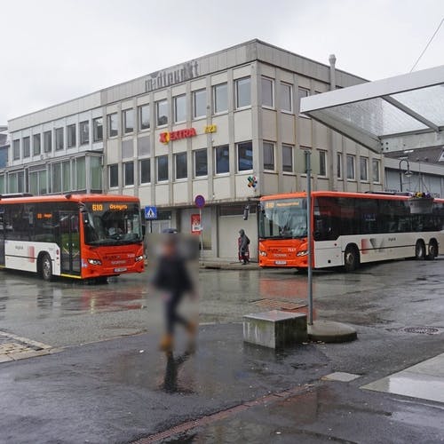 Buss i rute måtte vera kreativ i perioden med blokkert terminal. (Foto: Kjetil Vasby Bruarøy)