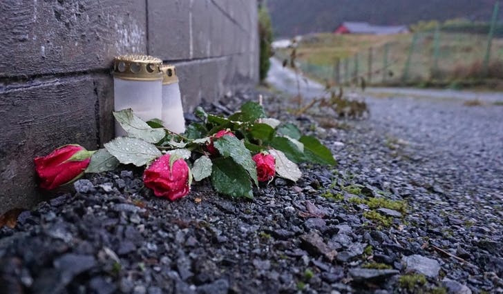 Natt til laurdag var det lys og blomar nær staden der mannen var funnen død. (Foto: Kjetil Vasby Bruarøy)