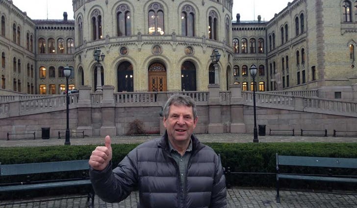 Arne Monsen framfor Stortinget i går, etter det historiske vedtaket om E39 Svegatjørn - Rådal. (Privat foto)