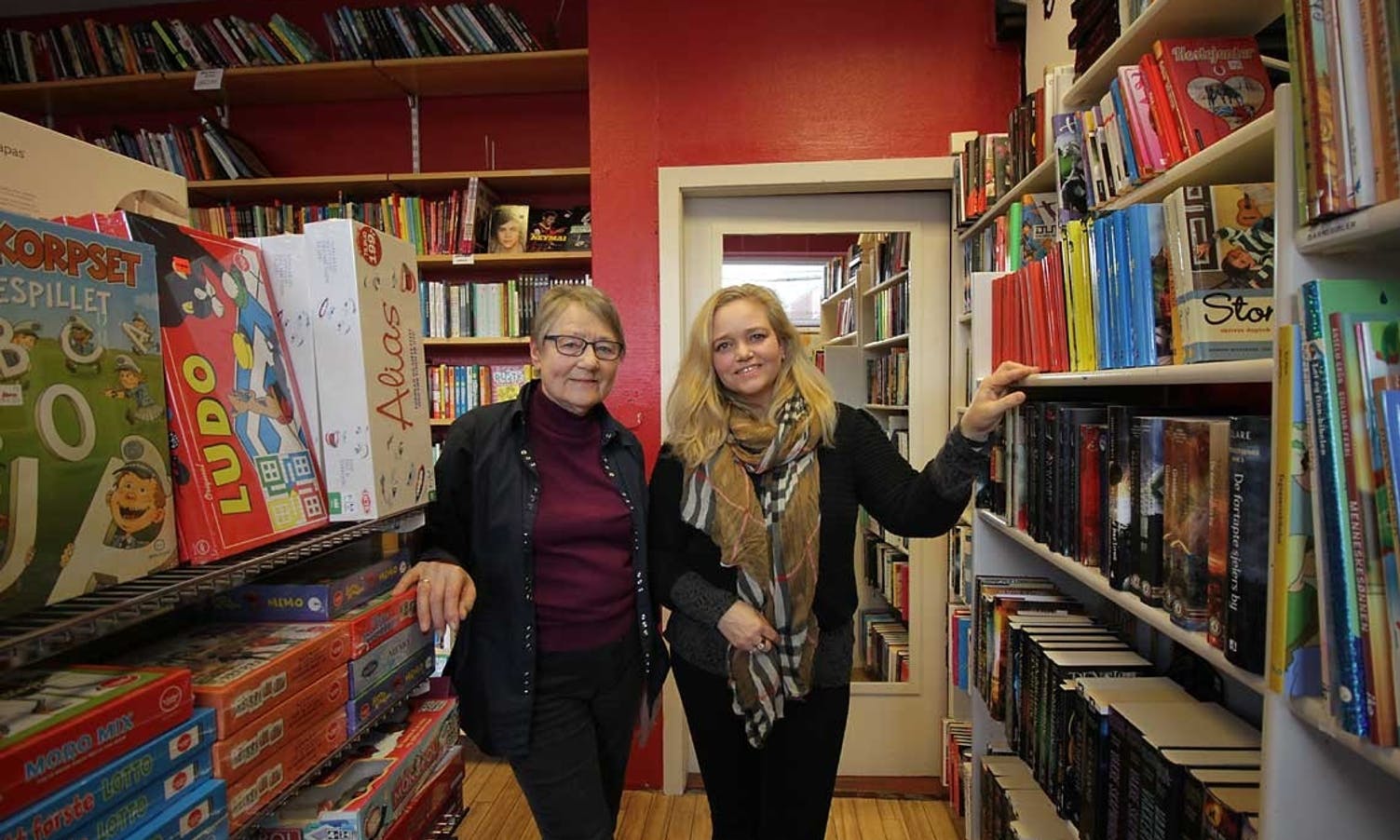 Rigmor og Merete, her i 2015, har drive butikken sidan 1991. (Foto: KVB)