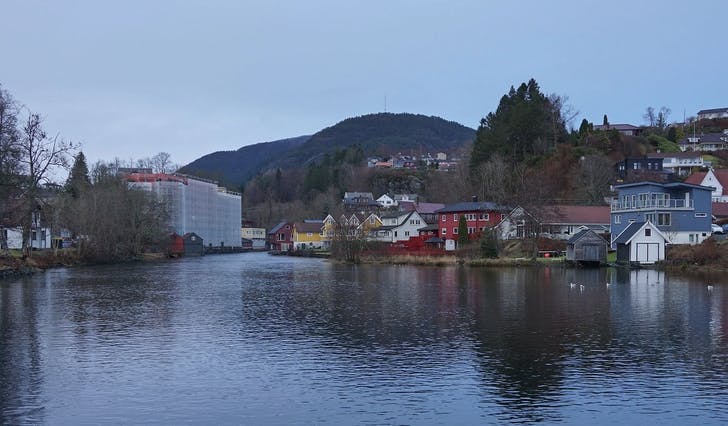 OS I DAG: Nedre del av Oselvo innramma av Elveportalen, Finnebrekka og Borgafjellet. (Foto: Kjetil Vasby Bruarøy)