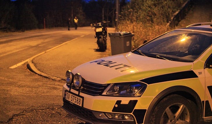 Politiet gjer undersøkingar på staden etter mc-ulykke i Nordstrøno. (Foto: Kjetil Vasby Bruarøy)