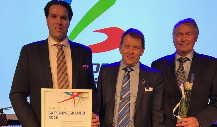 Bjørn Michelsen og Jan Borgen saman med president Tore Hordnes (midten) i Norges Friidrettsforbund. (Privat foto)