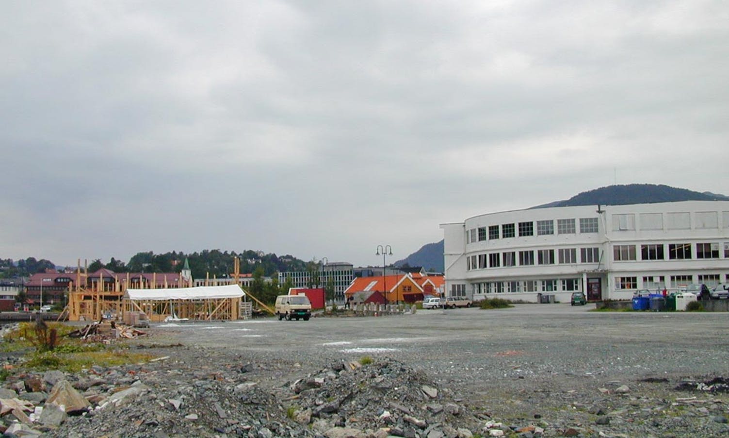 Irisgården i august 2001, før det kom leilegheiter på taket og på fyllinga ut mot Steinneset. (Foto: Kjeil Vasby Bruarøy)