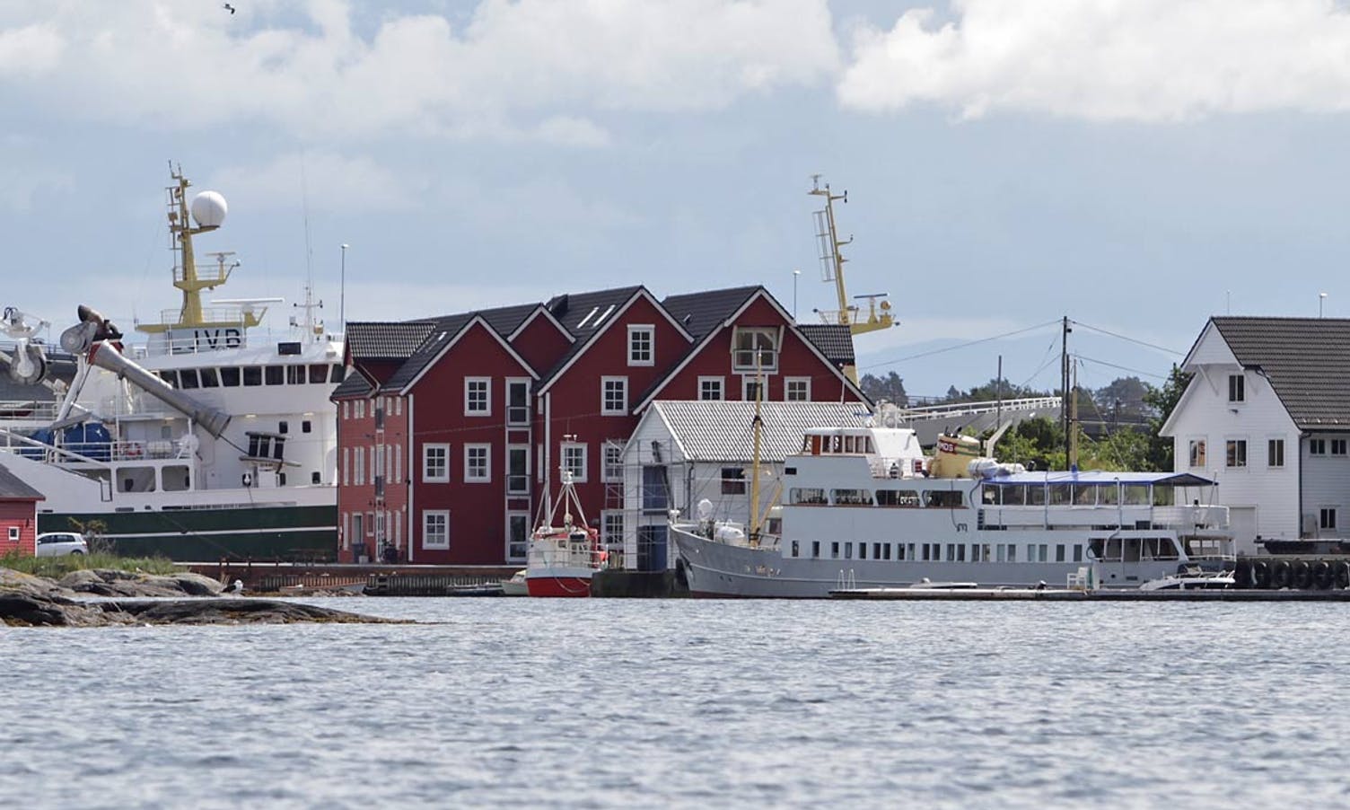 MS Midthordland har fast kaiplass nær galleriet. Laurdag forhaler veteranbåten bort til Hargun-naustet. (Foto: Kjetil Vasby Bruarøy)