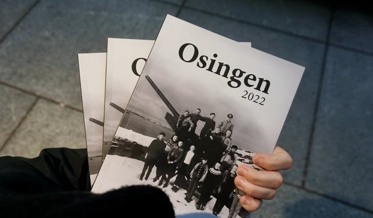 «OSINGEN»: Her er årets utgåve av «Osingen». Seint torsdag kveld kan du finne den i butikkhylla. (Foto: Eirin E. Horvei)
