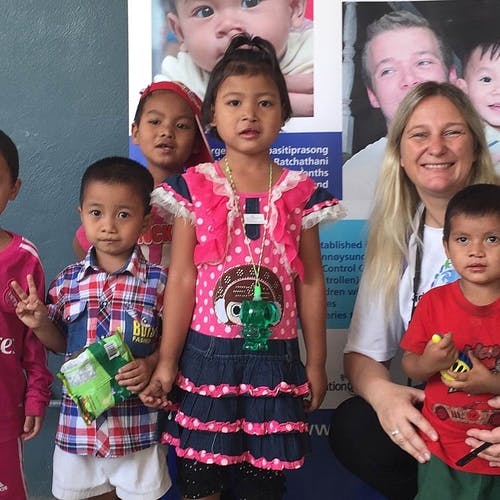 Vibeke saman med nokre av borna som har fått operasjon gjennom KAFK og Operation Smile Thailand. (foto: Kids Action for Kids)