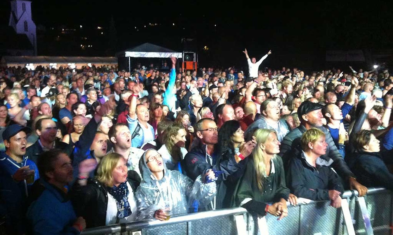 Cirka 2000 såg siste konsert på Osfest. (Foto: Kjetil Vasby Bruarøy)