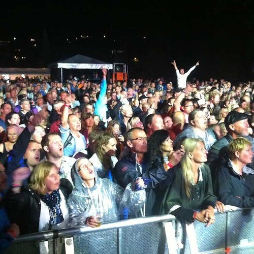 Cirka 2000 såg siste konsert på Osfest. (Foto: Kjetil Vasby Bruarøy)