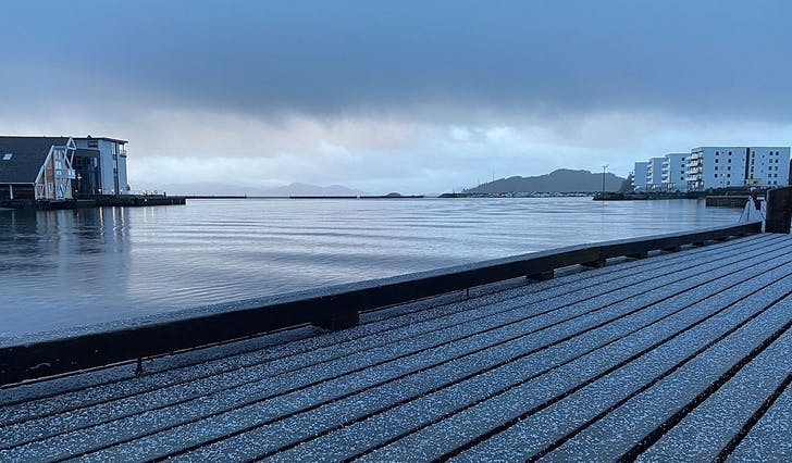Os hamn i dag, etter ei haglbyge på morgonen. (Foto: Kjetil Vasby Bruarøy)