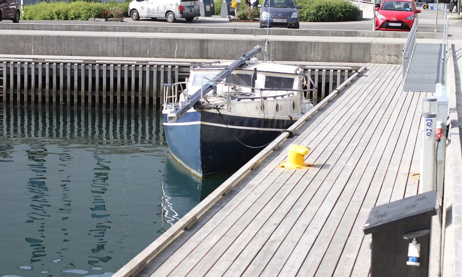 Denne båten i Os hamn har kommunen avtalt med eigar at skal fjernast, men førebels har det ikkje skjedd (foto: AH)