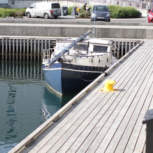 Denne båten i Os hamn har kommunen avtalt med eigar at skal fjernast, men førebels har det ikkje skjedd (foto: AH)