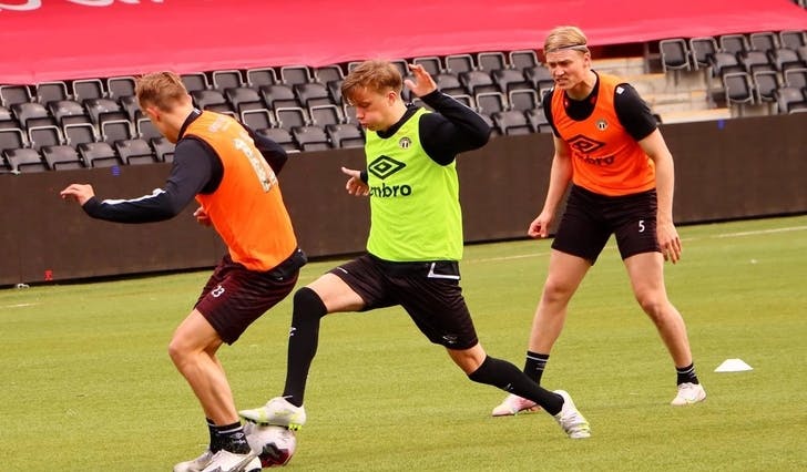 Henrik Tysse Sperrevik (18) gjer det godt på fotballbana i Sogndal. (Foto: Privat)