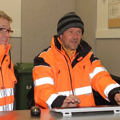 Stasjonssjef Fredrik Egenæs saman med kollega Stig Fjeldsbø.  (Foto: Kjetil Vasby Bruarøy)