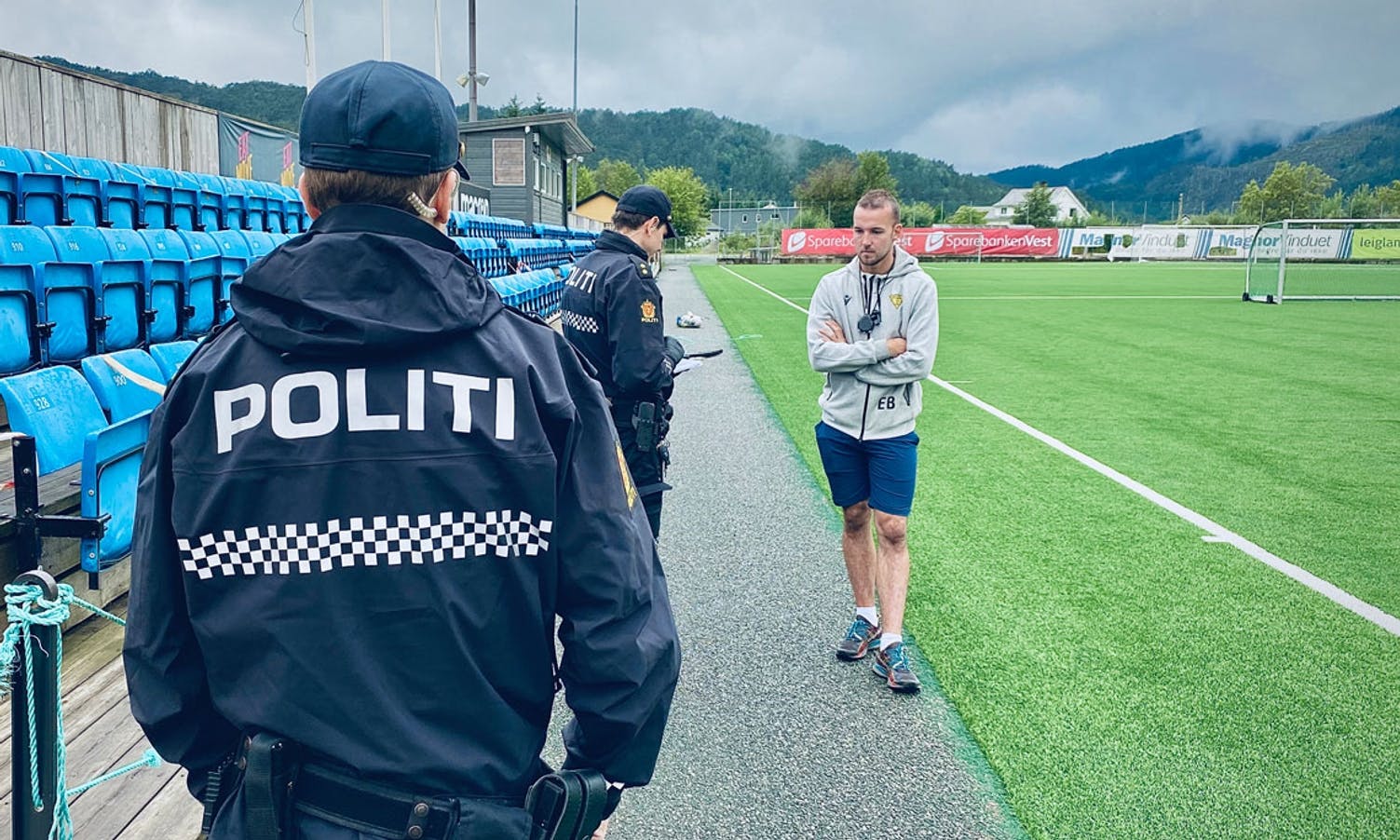 Politiet her i avhøyr med dagleg leiar i Os fotball, Endre Brenne. (Foto: ØH)