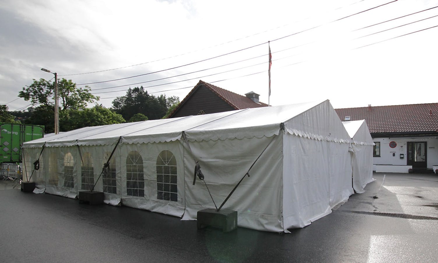 Mat-teltet er flytta ned ved Kløvertun. (Foto: KVB)
