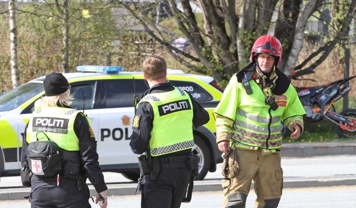 Politi, brannvesen, lege og ambulanse rykte ut til staden. Den aktuelle motorsykkelen i bakgrunnen. (Foto: Kjetil Vasby Bruarøy)