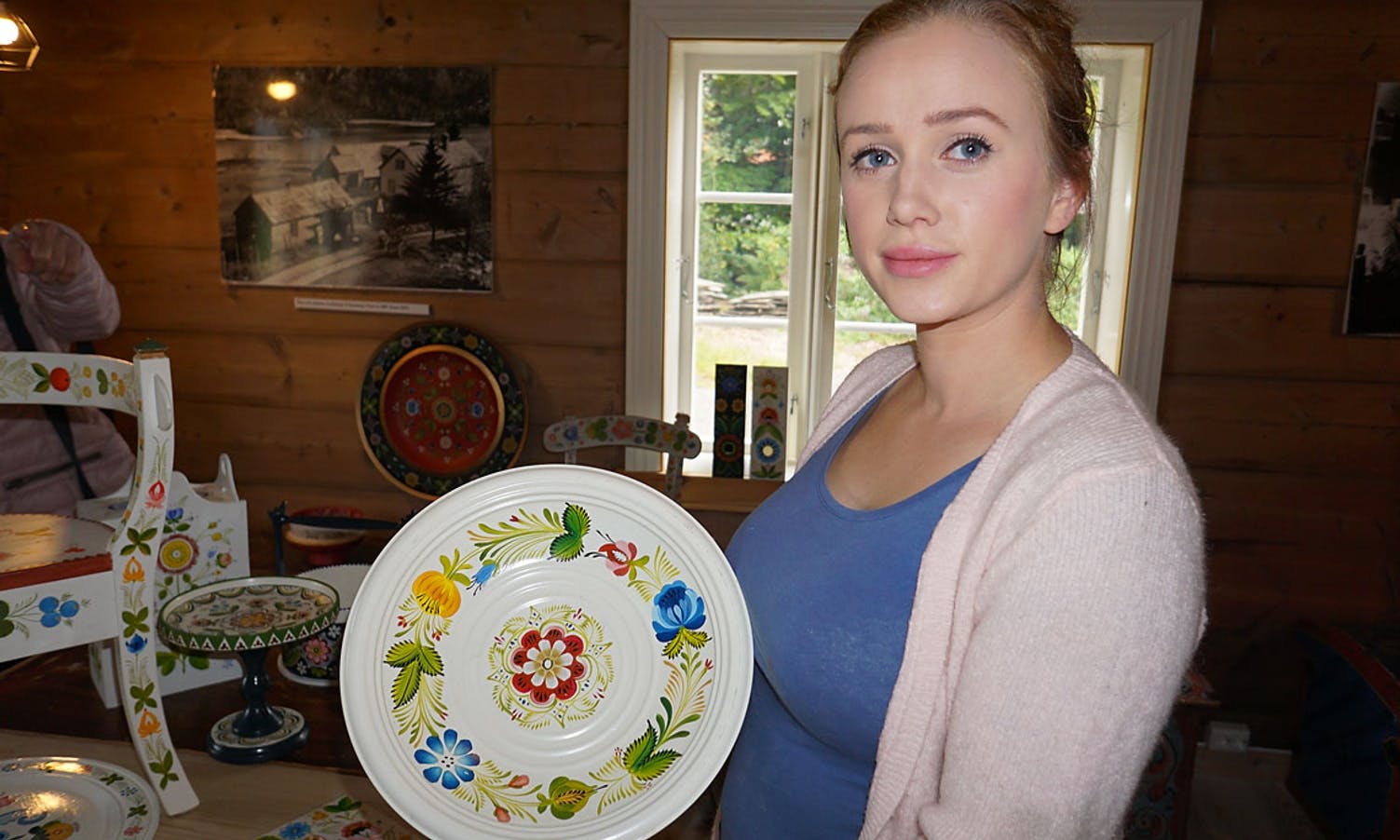 Lise Knudsen er ny og talentfull rosemalar. (Foto: KVB)