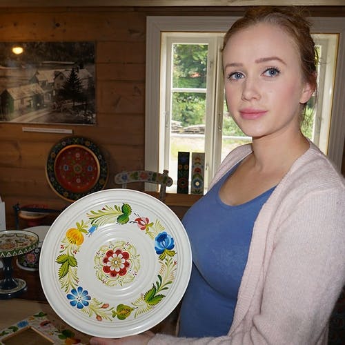 Lise Knudsen er ny og talentfull rosemalar. (Foto: KVB)