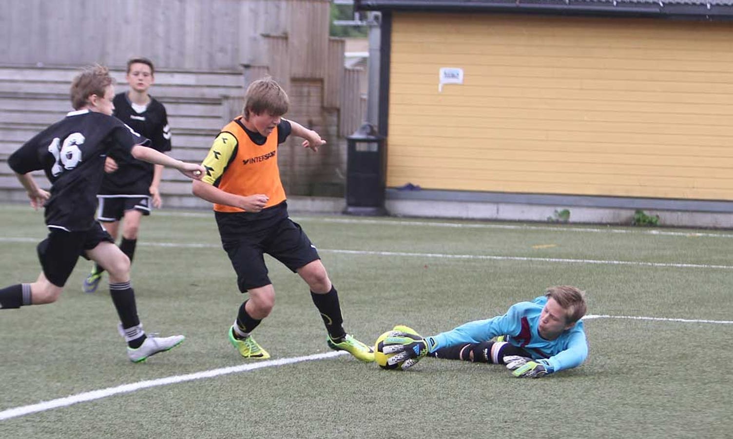 Sjanse til Sondre Nystad, men keeper fekk ei hand på ballen.  (Foto: KVB)