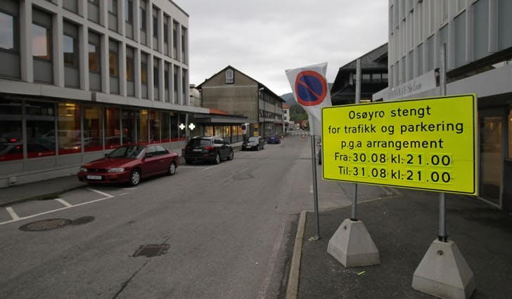 Store delar av Os sentrum er rydda for bilar for å gje rom for dagens sykkelsirkus. (Foto: Kjetil Vasby Bruarøy)